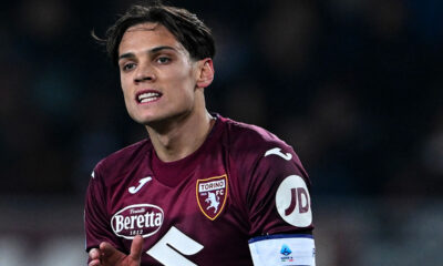 Samuele Ricci centrocampista Torino applaude compagni in Serie A 2024/2025