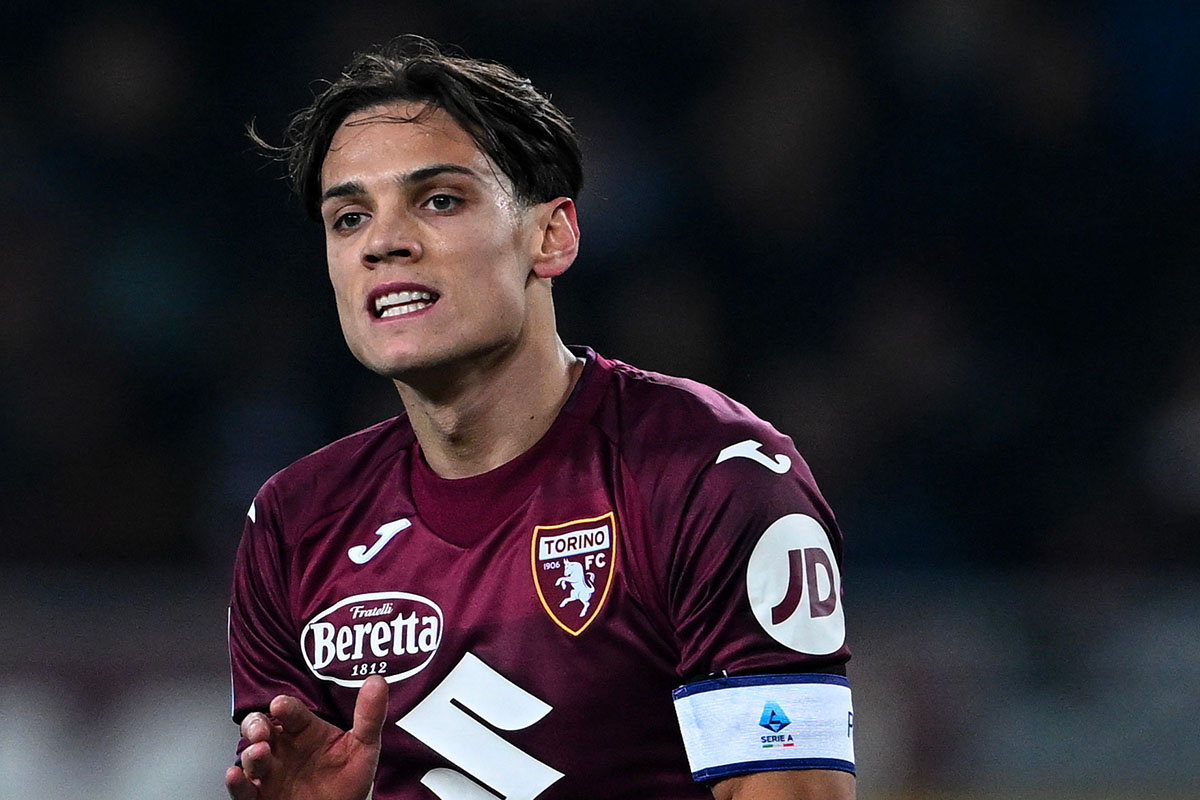 Samuele Ricci centrocampista Torino applaude compagni in Serie A 2024/2025
