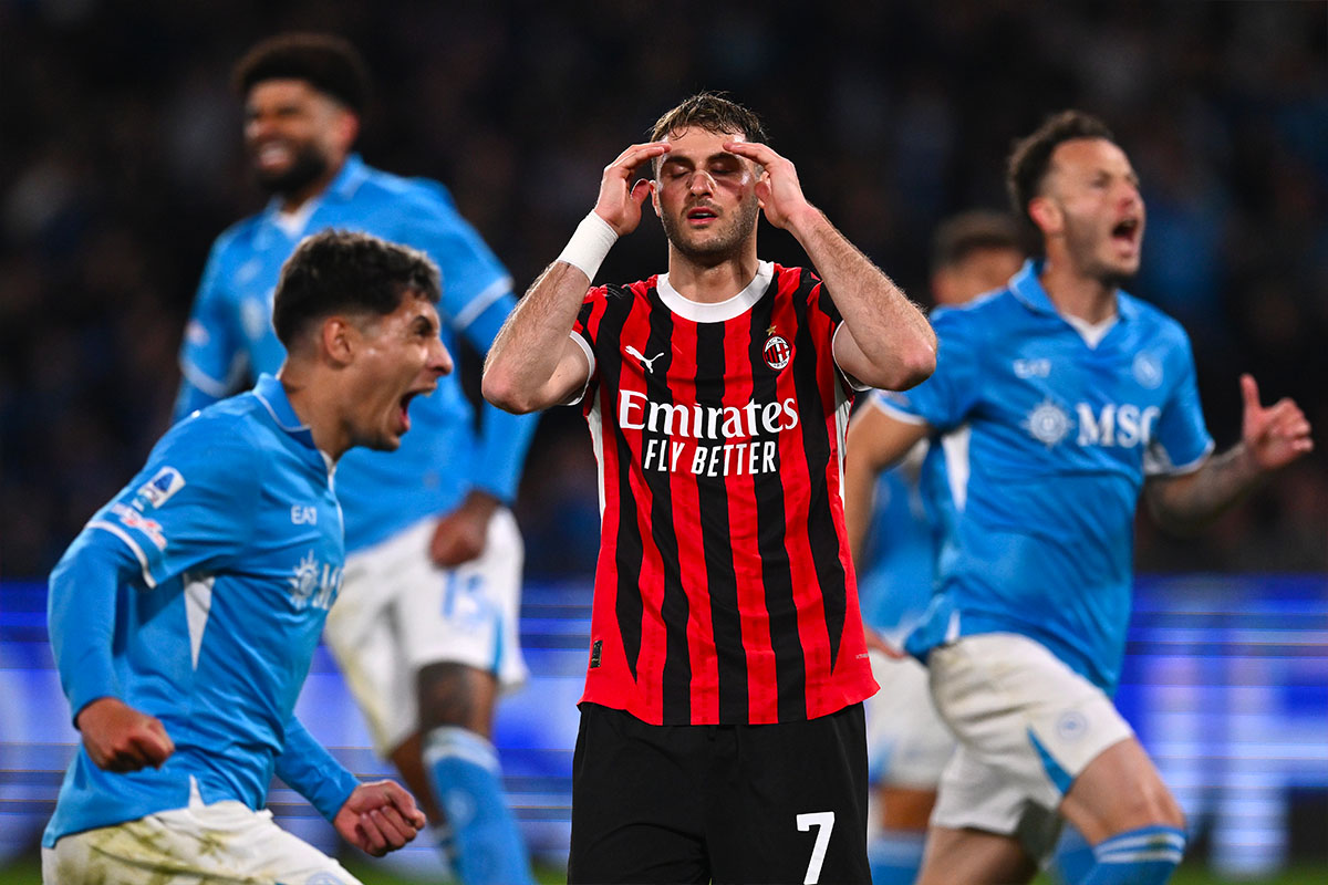 Santiago Gimenez deluso dopo il gol subito dal Milan contro il Napoli al Maradona