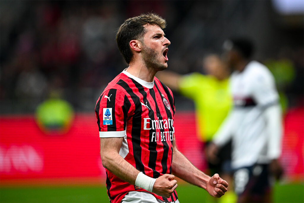 Santiago Gimenez esulta con la maglia del Milan dopo un gol a San Siro
