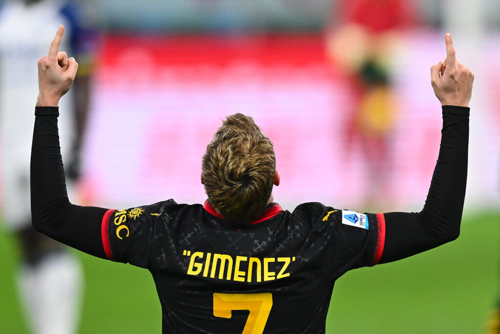 Santiago Gimenez esulta in ginocchio indicando il cielo con le dita con la quarta maglia del Milan 2024/2025