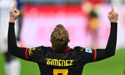 Santiago Gimenez esulta in ginocchio indicando il cielo con le dita con la quarta maglia del Milan 2024/2025