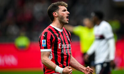 Santiago Gimenez esulta con la maglia del Milan dopo un gol a San Siro
