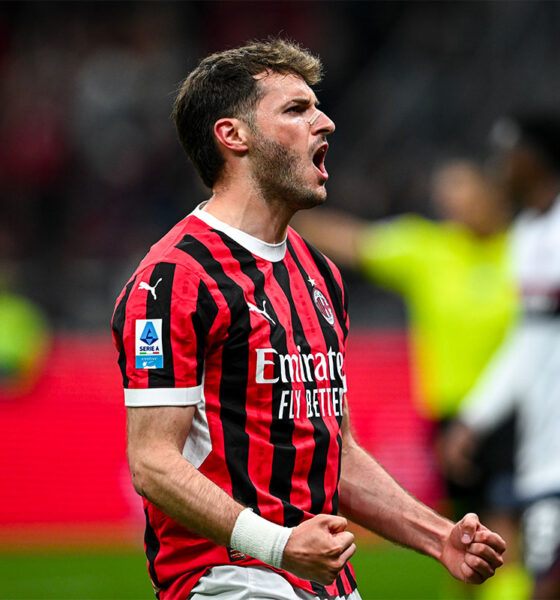 Santiago Gimenez esulta con la maglia del Milan dopo un gol a San Siro