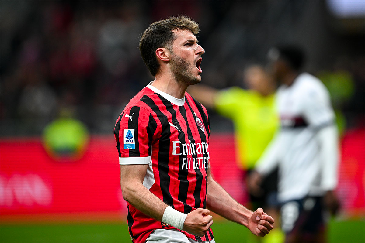 Santiago Gimenez esulta con la maglia del Milan dopo un gol a San Siro