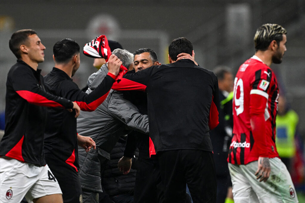 Sergio Conceiçao abbraccia i collaboratori a San Siro dopo la vittoria del Milan nel derby di Coppa Italia