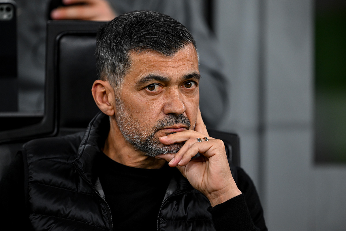 Sergio Conceiçao pensieroso con le mani al volto sulla panchina del Milan