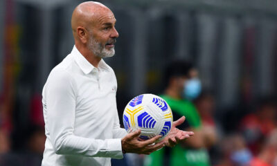 Stefano Pioli in camicia con il pallone della Serie A a bordocampo a San Siro durante una partita del Milan