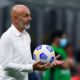 Stefano Pioli in camicia con il pallone della Serie A a bordocampo a San Siro durante una partita del Milan