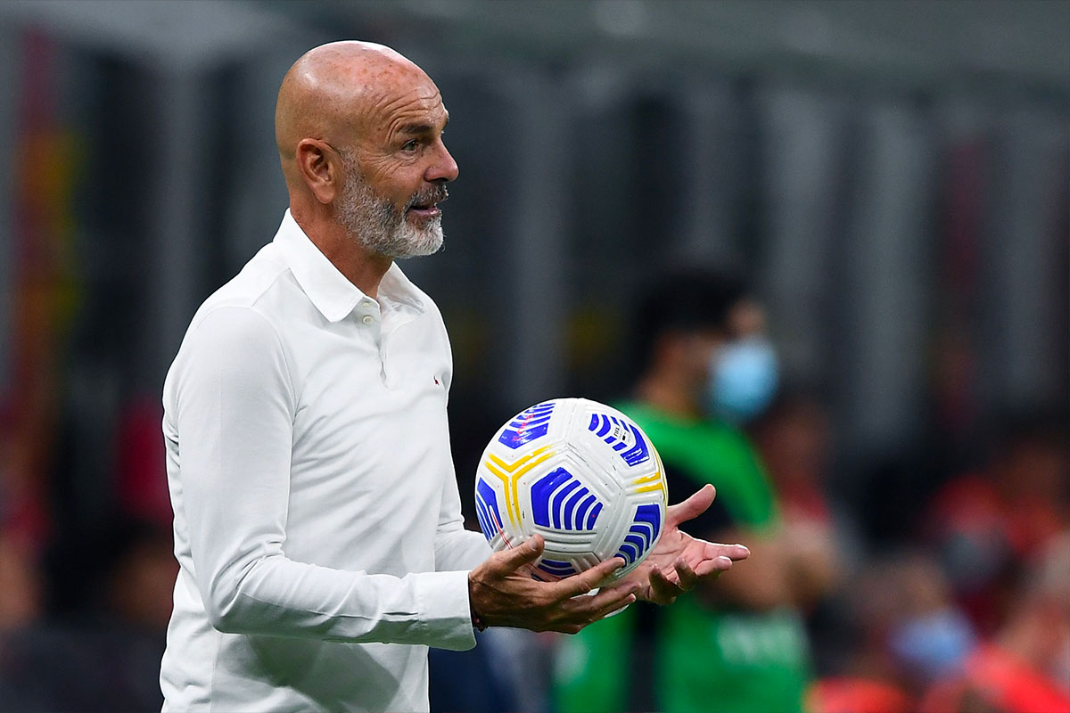 Stefano Pioli in camicia con il pallone della Serie A a bordocampo a San Siro durante una partita del Milan