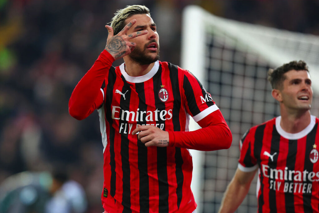 Theo Hernandez esulta con il gesto del tre dopo un gol del Milan a San Siro, con Pulisic alle spalle