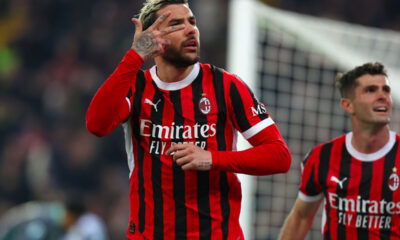 Theo Hernandez esulta con il gesto del tre dopo un gol del Milan a San Siro, con Pulisic alle spalle