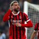 Theo Hernandez esulta con il gesto del tre dopo un gol del Milan a San Siro, con Pulisic alle spalle