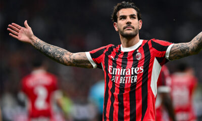 Theo Hernandez a braccia larghe festeggia un gol guardando la curva dei tifosi del Milan a San Siro