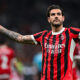 Theo Hernandez a braccia larghe festeggia un gol guardando la curva dei tifosi del Milan a San Siro
