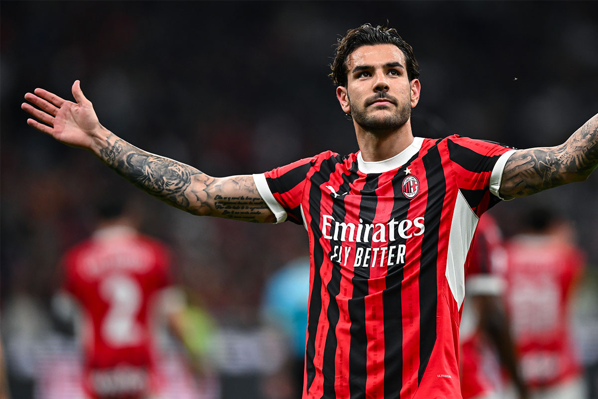 Theo Hernandez a braccia larghe festeggia un gol guardando la curva dei tifosi del Milan a San Siro