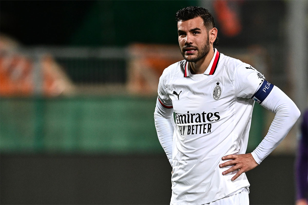 Theo Hernandez amareggiato dopo un gol subito dal Milan a Firenze