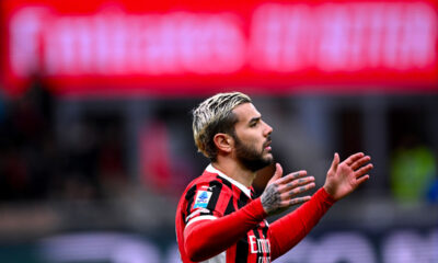 Theo Hernandez deluso in campo con la maglia del Milan dopo aver mancato una chance a San Siro
