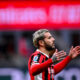 Theo Hernandez deluso in campo con la maglia del Milan dopo aver mancato una chance a San Siro