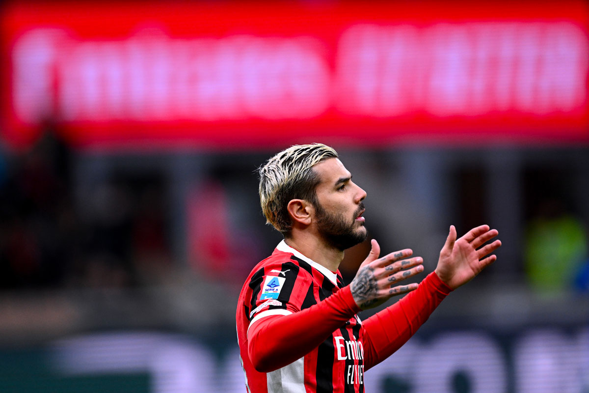 Theo Hernandez deluso in campo con la maglia del Milan dopo aver mancato una chance a San Siro