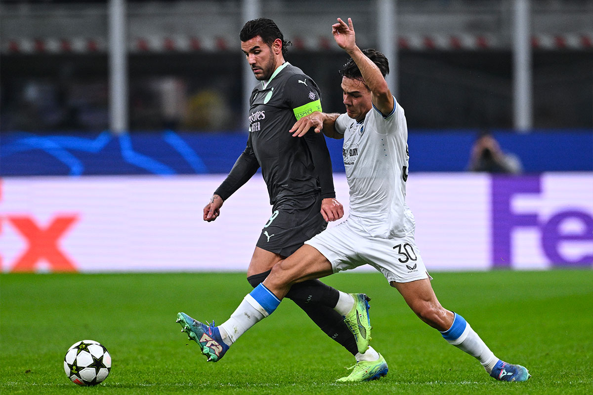 Theo Hernandez e Ardon Jashari durante un contrasto di gioco in Milan-Club Brugge a San Siro