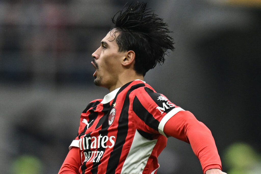 Tijjani Reijnders salta per esultare dopo un gol segnato con il Milan