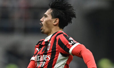 Tijjani Reijnders salta per esultare dopo un gol segnato con il Milan