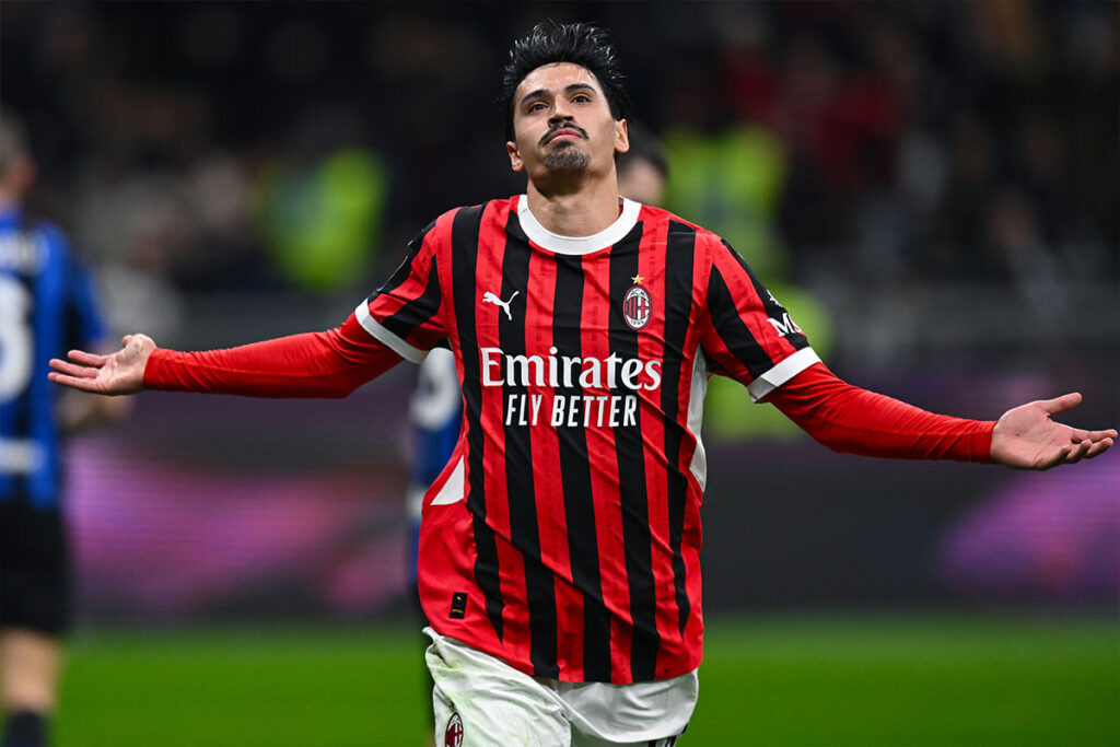 Tijjani Reijnders esulta con la maglia del Milan dopo un gol nel derby a San Siro