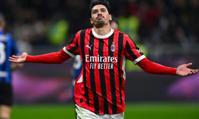 Reijnders festeggia un gol con il Milan nel derby contro l’Inter a San Siro