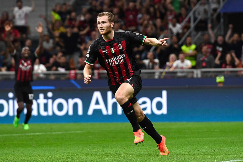 Tommaso Pobega corre in campo in Champions League con la maglia del Milan dopo aver segnato un gol