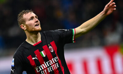 Tommaso Pobega con la maglia del Milan 2022/2023 esulta verso la Curva Sud dopo aver segnato un gol