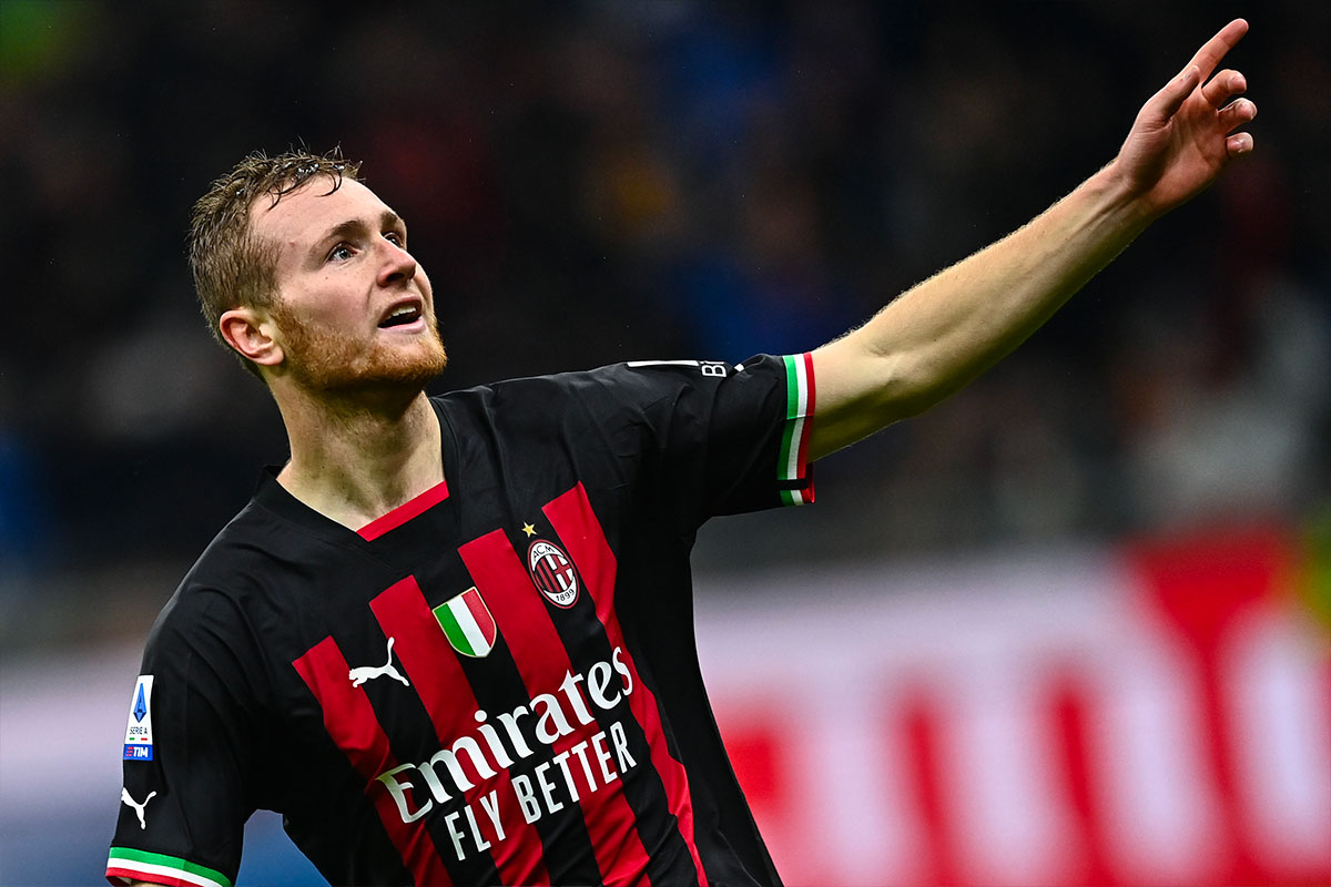 Tommaso Pobega con la maglia del Milan 2022/2023 esulta verso la Curva Sud dopo aver segnato un gol