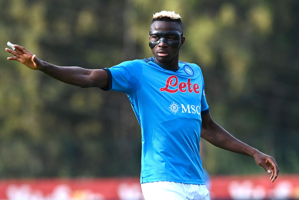 Viktor Osimhen in azione con la maglia del Napoli mentre dà istruzioni ai compagni in un’amichevole