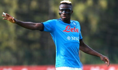 Viktor Osimhen in azione con la maglia del Napoli mentre dà istruzioni ai compagni in un’amichevole