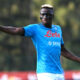 Viktor Osimhen in azione con la maglia del Napoli mentre dà istruzioni ai compagni in un’amichevole