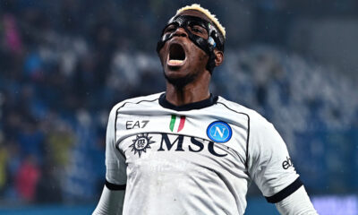 Victor Osimhen festeggia un gol con la seconda maglia scudettata del Napoli nella stagione 2023/2024