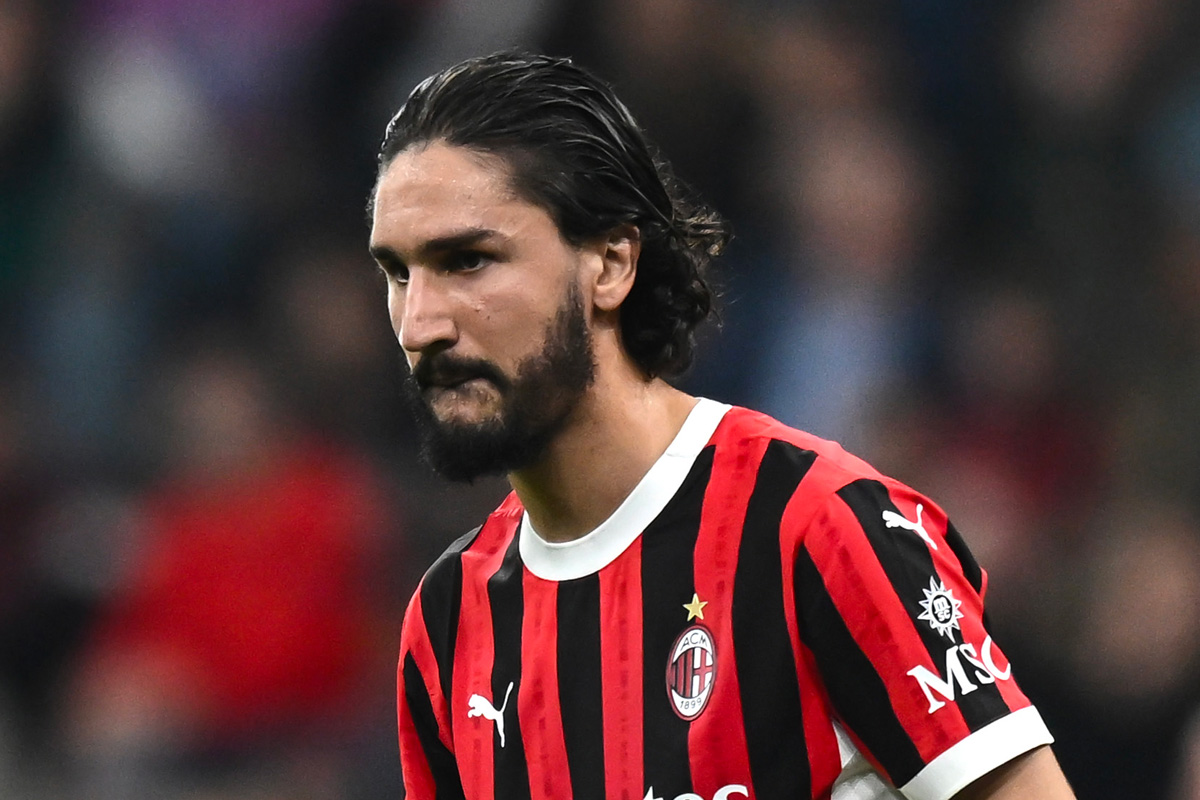 Yacine Adli in campo con il Milan durante un match di Serie A