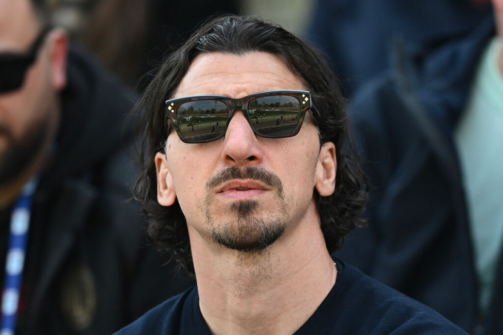 Zlatan Ibrahimovic con occhiali da sole sugli spalti della finale di Coppa Italia Primavera a Milano