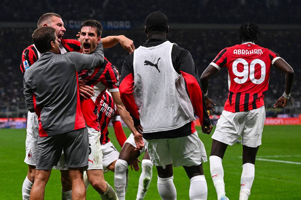 Pavlovic e Gabbia festeggiano con un abbraccio il gol del Milan a San Siro