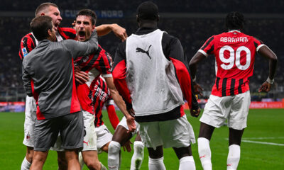 Pavlovic e Gabbia festeggiano con un abbraccio il gol del Milan a San Siro