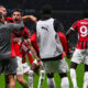 Pavlovic e Gabbia festeggiano con un abbraccio il gol del Milan a San Siro