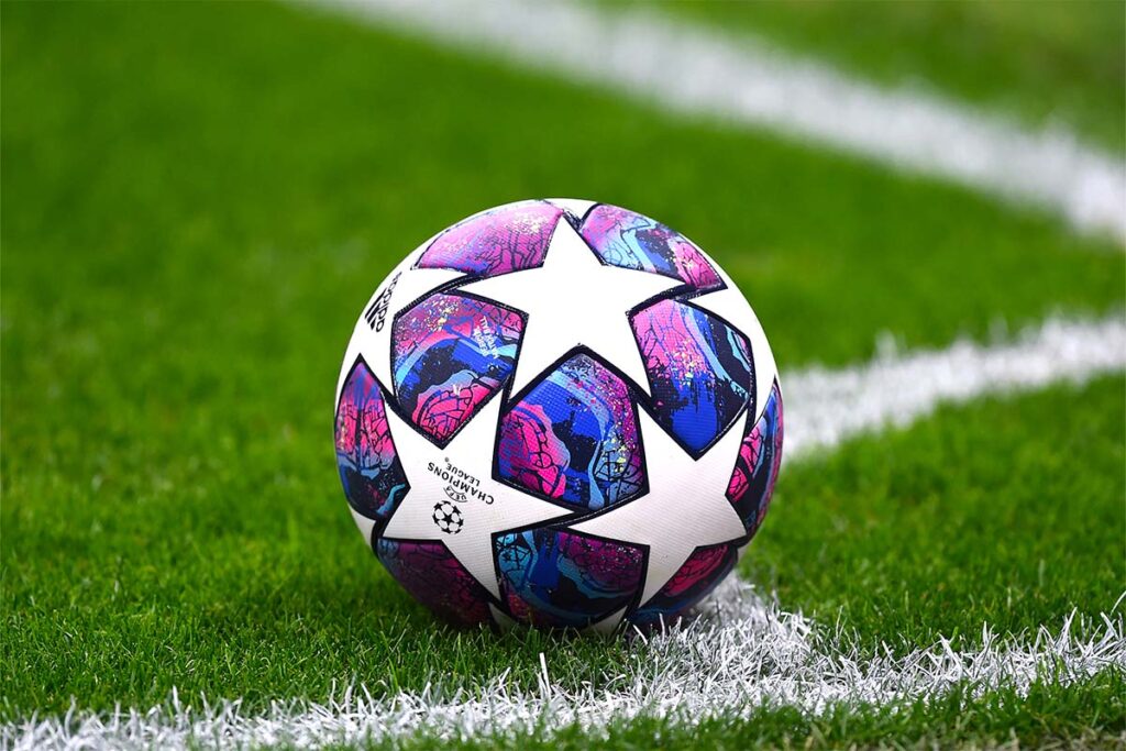 Pallone della UEFA Champions League sul terreno di gioco