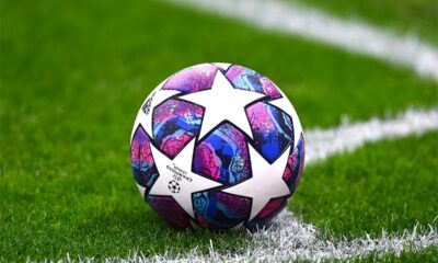 Pallone della UEFA Champions League sul terreno di gioco