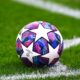 Pallone della UEFA Champions League sul terreno di gioco