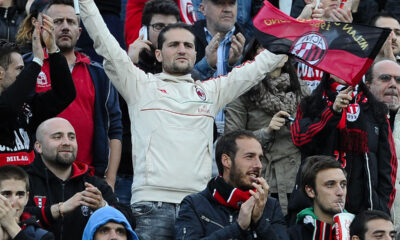 Tifosi del Milan sugli spalti di San Siro mentre seguono una partita