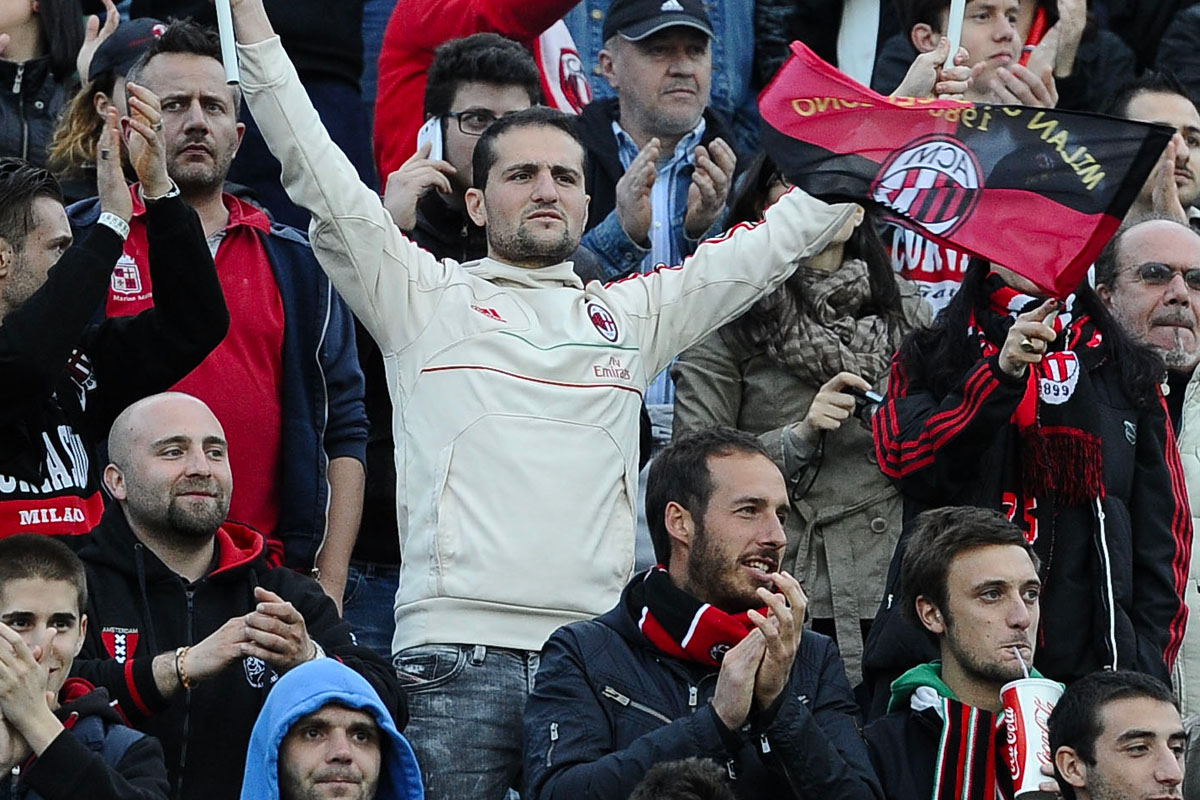 Tifosi del Milan sugli spalti di San Siro mentre seguono una partita