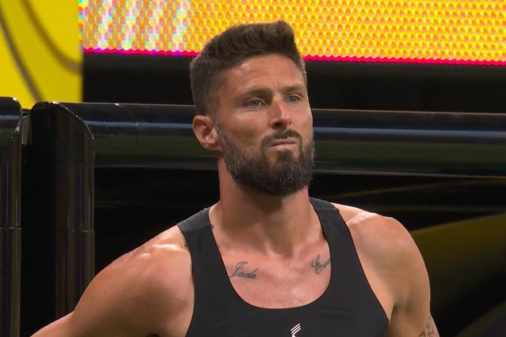 Giroud a bordocampo senza maglia, pronto a entrare in campo con il Los Angeles FC