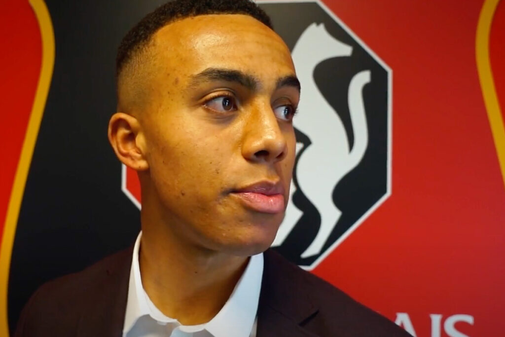 Guela Doué mentre firma il contratto con il Rennes, con la maglia ufficiale del club