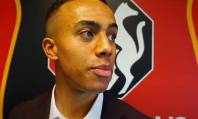 Guela Doué mentre firma il contratto con il Rennes, con la maglia ufficiale del club