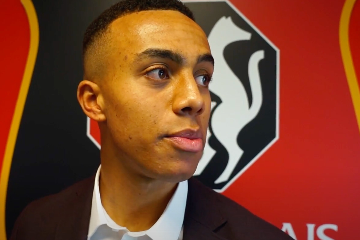 Guela Doué mentre firma il contratto con il Rennes, con la maglia ufficiale del club